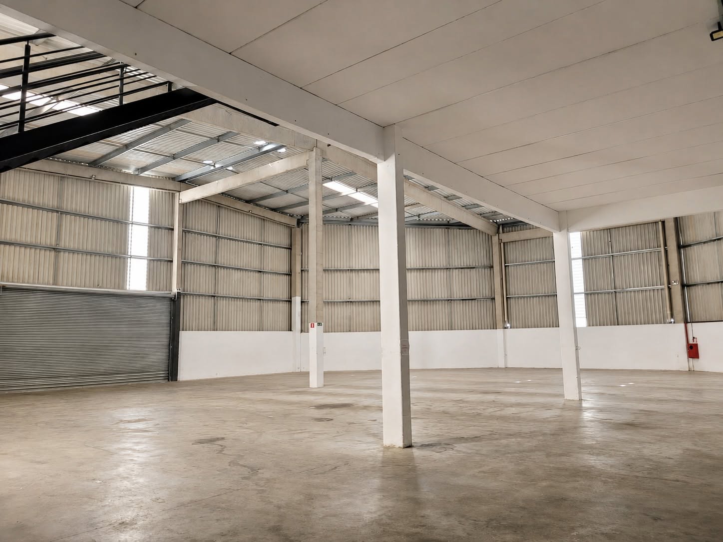 Foto 2 de Galpão industrial à venda ou locação no Potuverá com 3.000 m² e acesso à Régis Bittencourt · Ref. 1885
