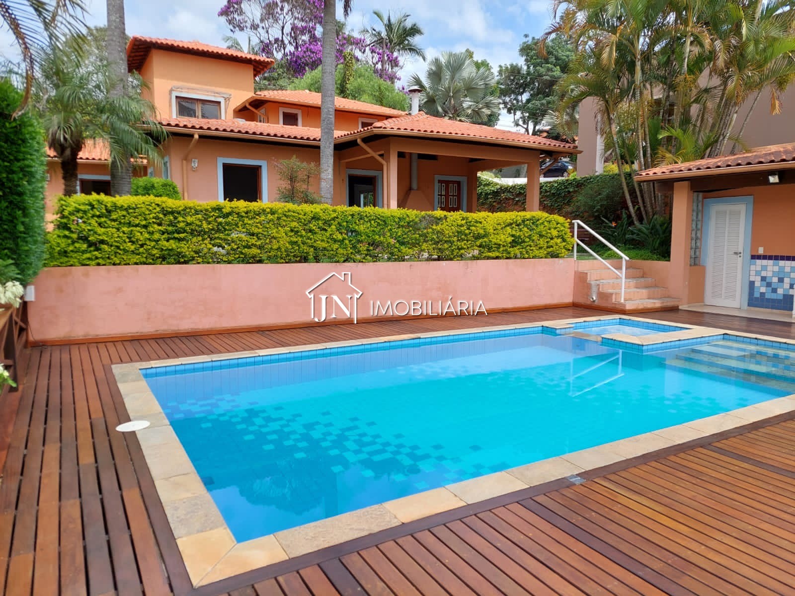 Casa à venda na Granja Viana com 3 suítes, piscina, sauna e terreno de 1.300 m² · Ref. 1789